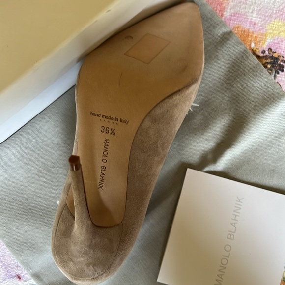 Manolo Blahnik never worn beige suede pumps size 61/2. Immaculate condition. - Picture 4 of 4